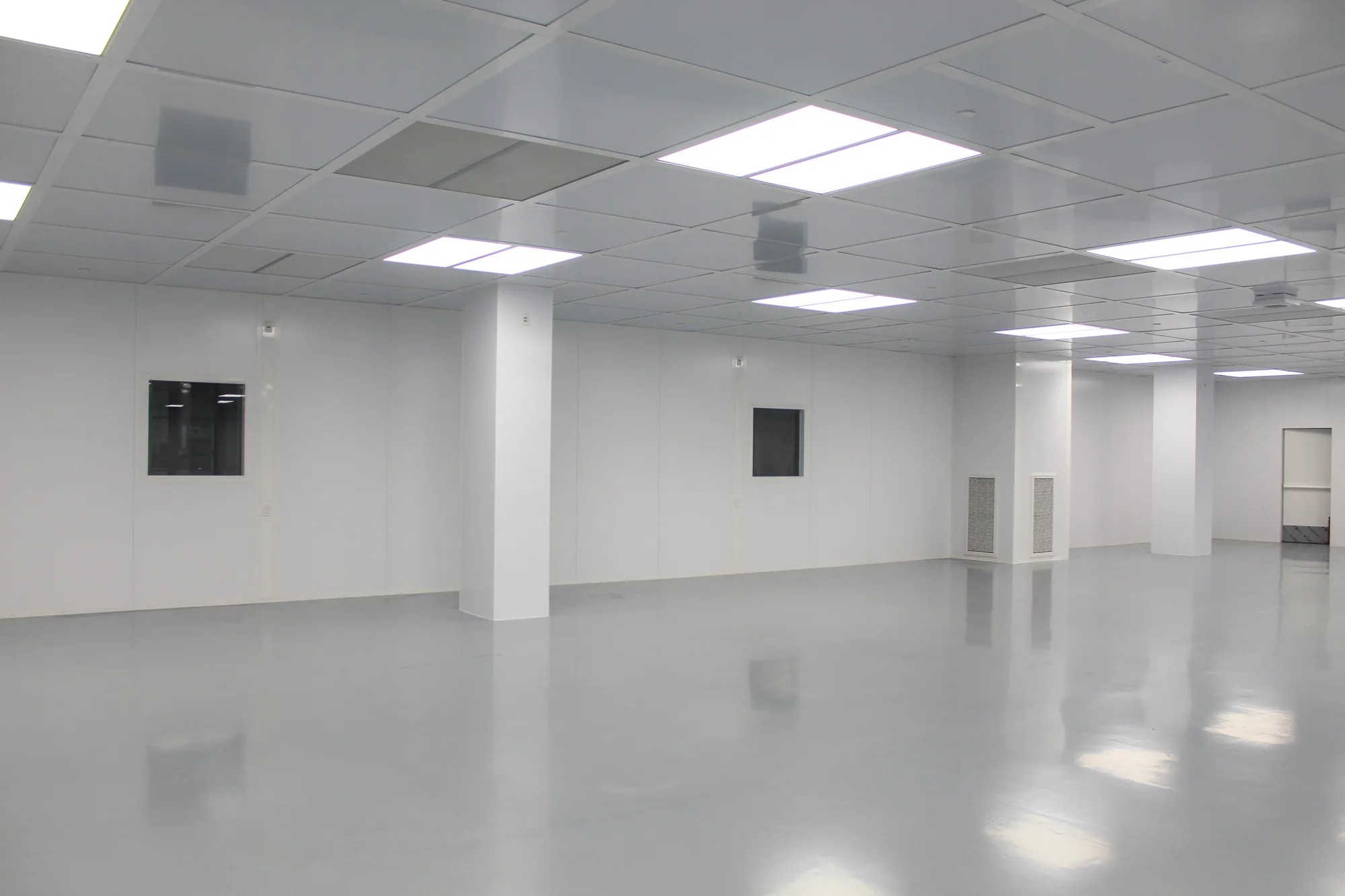 Modular wall room with structural columns and observation windows
